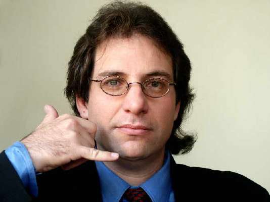 https://1.bp.blogspot.com/_BYX14125JUQ/SK-elwRbfkI/AAAAAAAAF2c/41TNaY2yiho/s1600-e20/Kevin_Mitnick.jpg