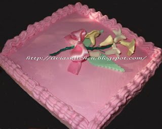 Tort roz cu flori de camp