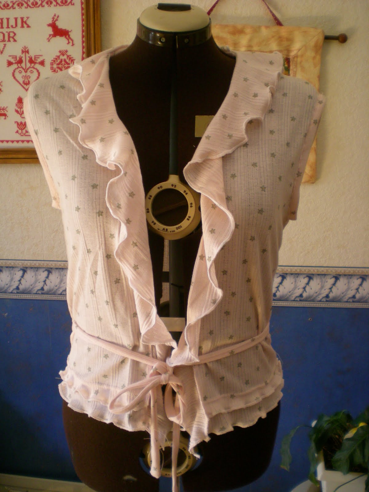 T1-2 HAUT ,DOS NU ,tout froufrouté !!!sexy!! taupe pastel