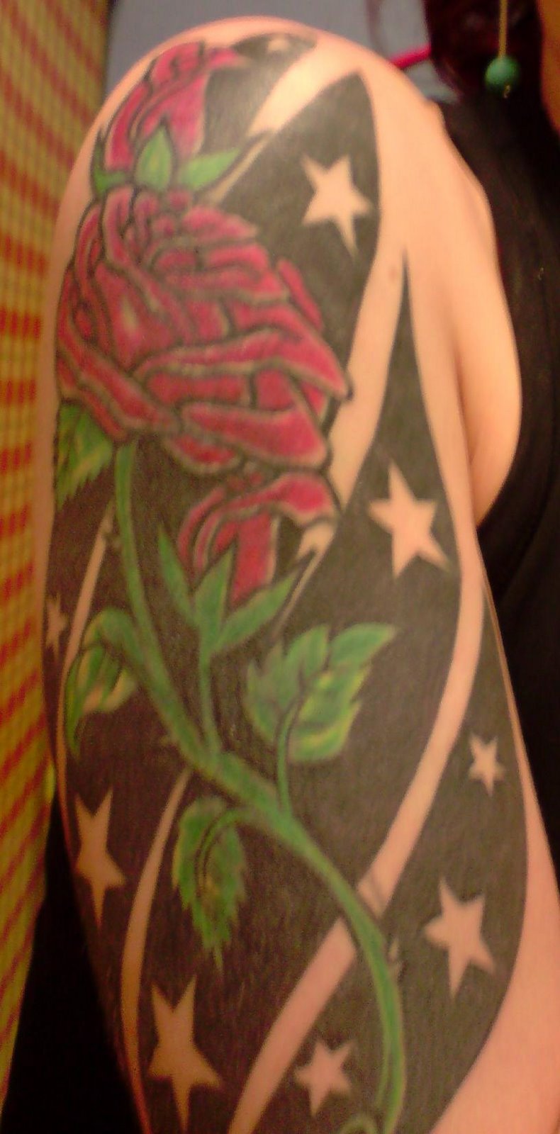 Foto de tatuajes de flor en  pelvis,  a mano