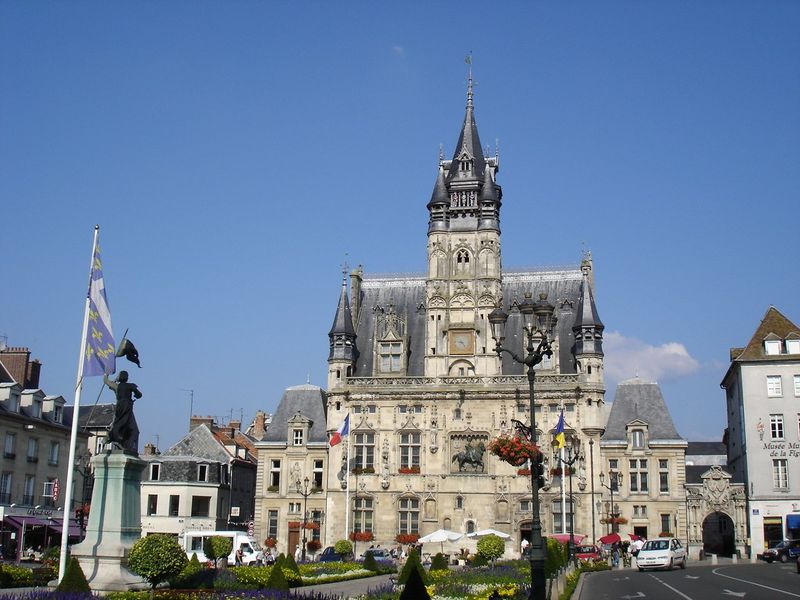 [800px-Hôtel_de_ville_de_Compiègne.jpg]