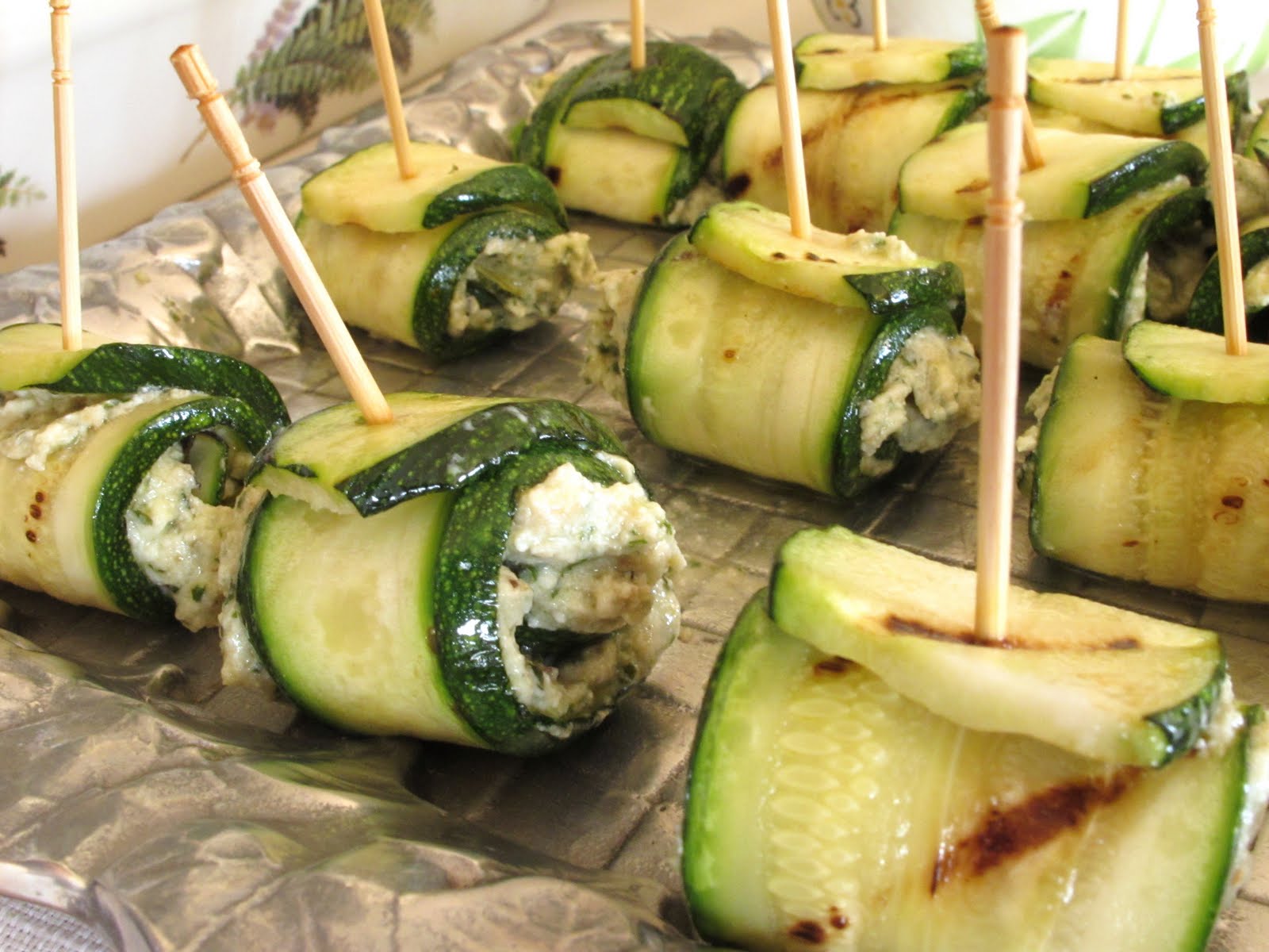 Grilled zucchini rolls with ricotta and mint pesto