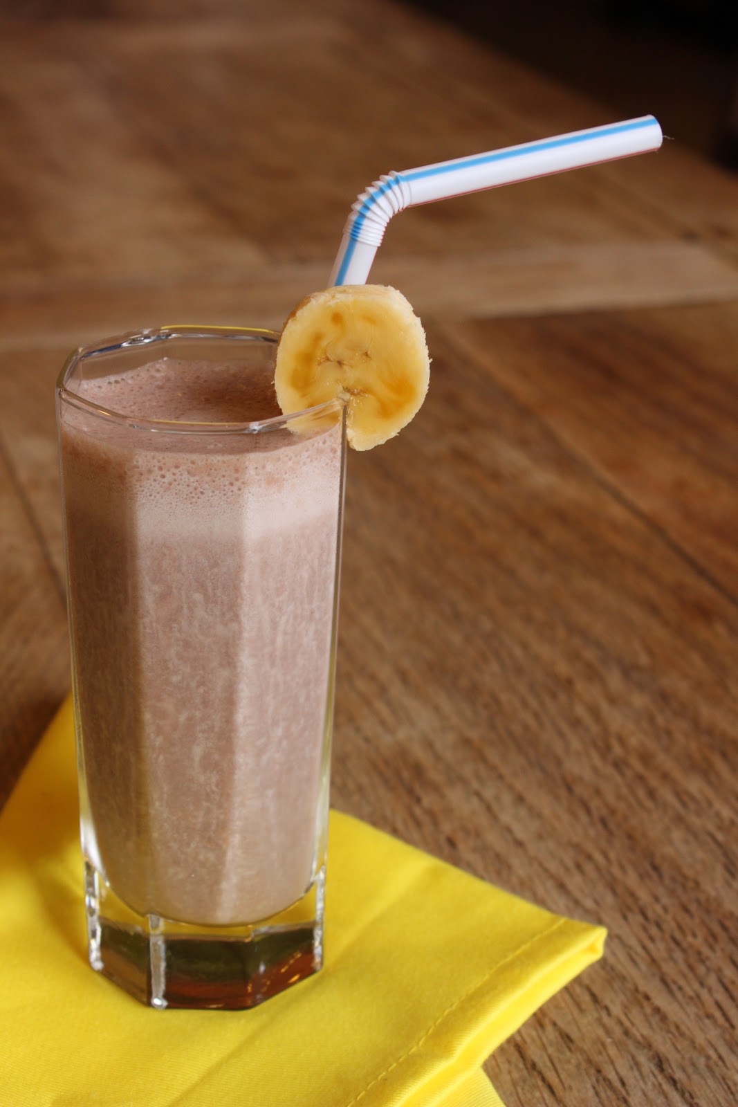 Banana chocolate &amp;quot;milkshake&amp;quot; smoothie with lactose-free Lactaid milk