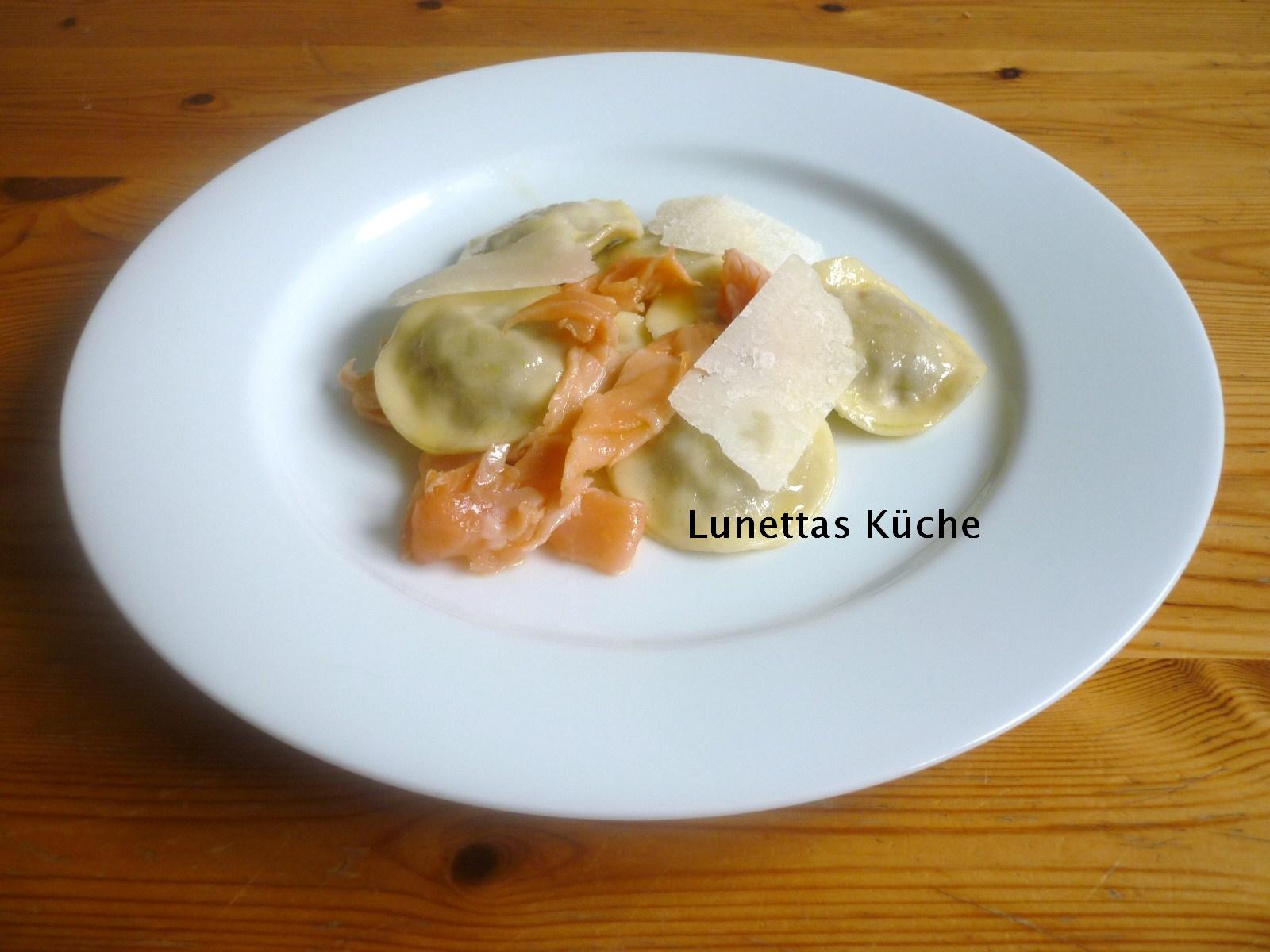 Steinpilzravioli in Zitronenbutter mit Lachsstreifen