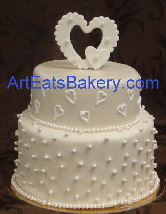 [Two+tier+fondant+wedding+cake+wth+sugar+hearts+and+pearls.jpg]