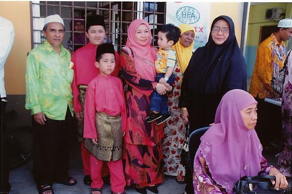 Onn Abdullah bersama Adik Muhammad dan keluarga.