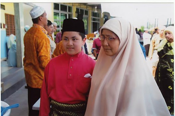 Adik Muhammad bersama Puan Jamilah di Al-Barakah, Manjoi.