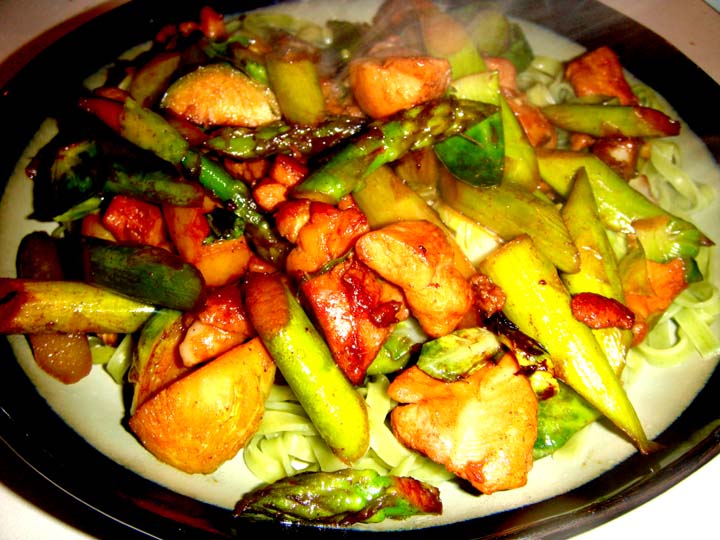 Chicken Spinach Noodle with Asparagus and Egg