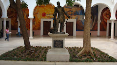 Otra estatua: Jesús García Morales.