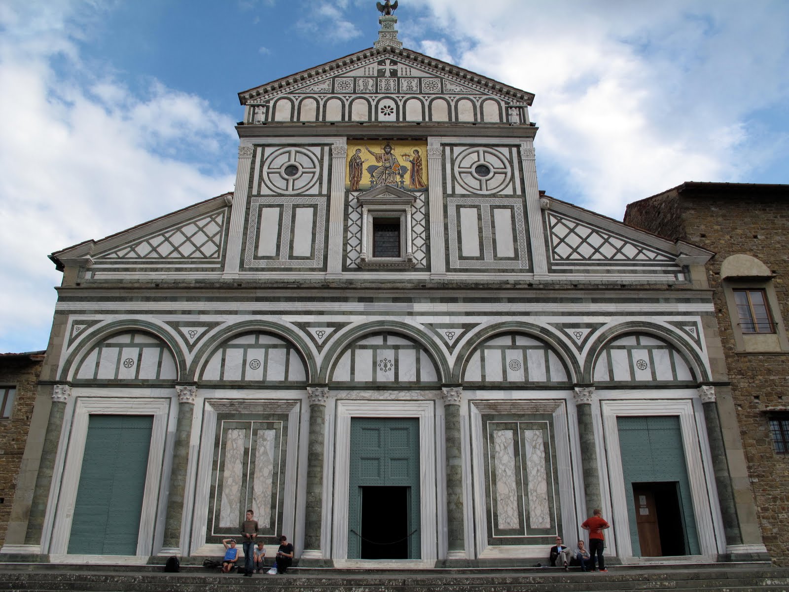 Данте упоминает церковь сан миниато. Сан Миниато Флоренция. Церковь Сан Сальваторе Аль Монте. Фасад церкви св Миниато во Флоренции.