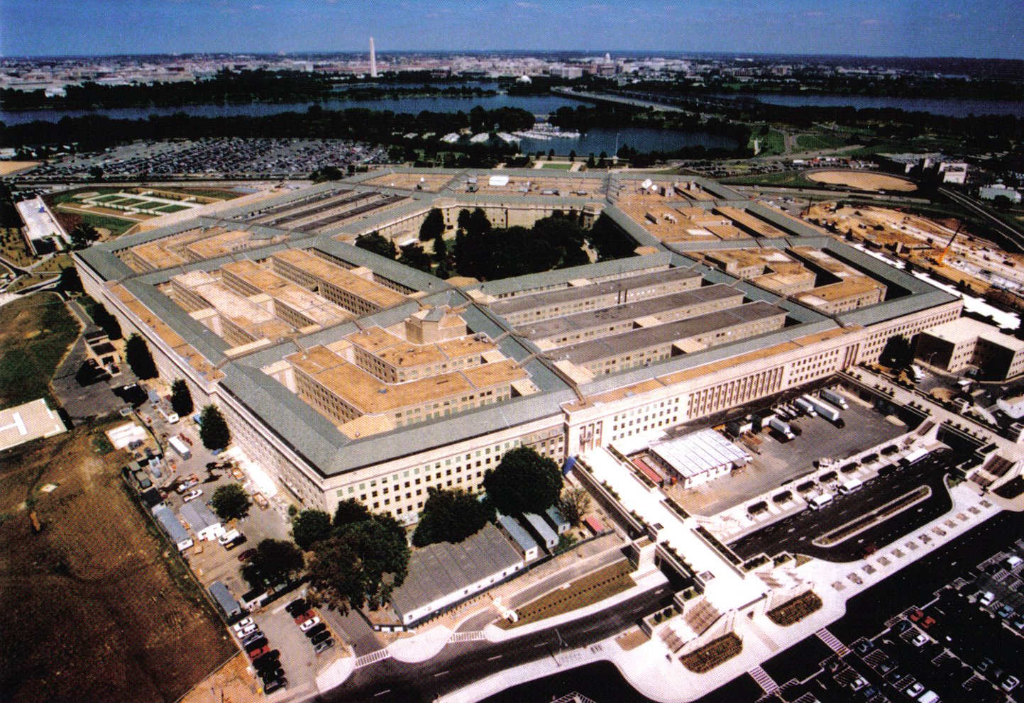 Пентагон работа. Здание военного ведомства сша пентагон. Здание пентагона сша. Пентагон в сша вид сверху. Пентагон сша.
