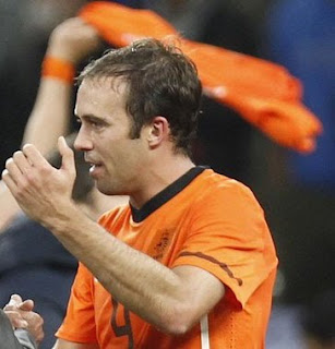 The Best Footballers: Joris Mathijsen plays as a centre back footballer