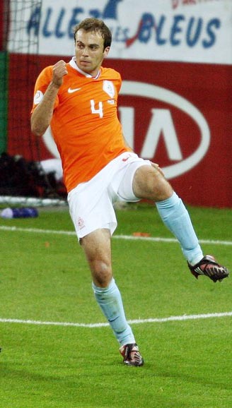 The Best Footballers: Joris Mathijsen plays as a centre back footballer