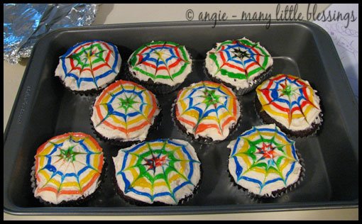 [spin_art_cupcakes_6.jpg]