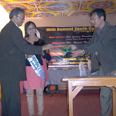 Miss Prasika Rai of Ging Kirk Session receiving the Jabdee Memorial Award of Merit