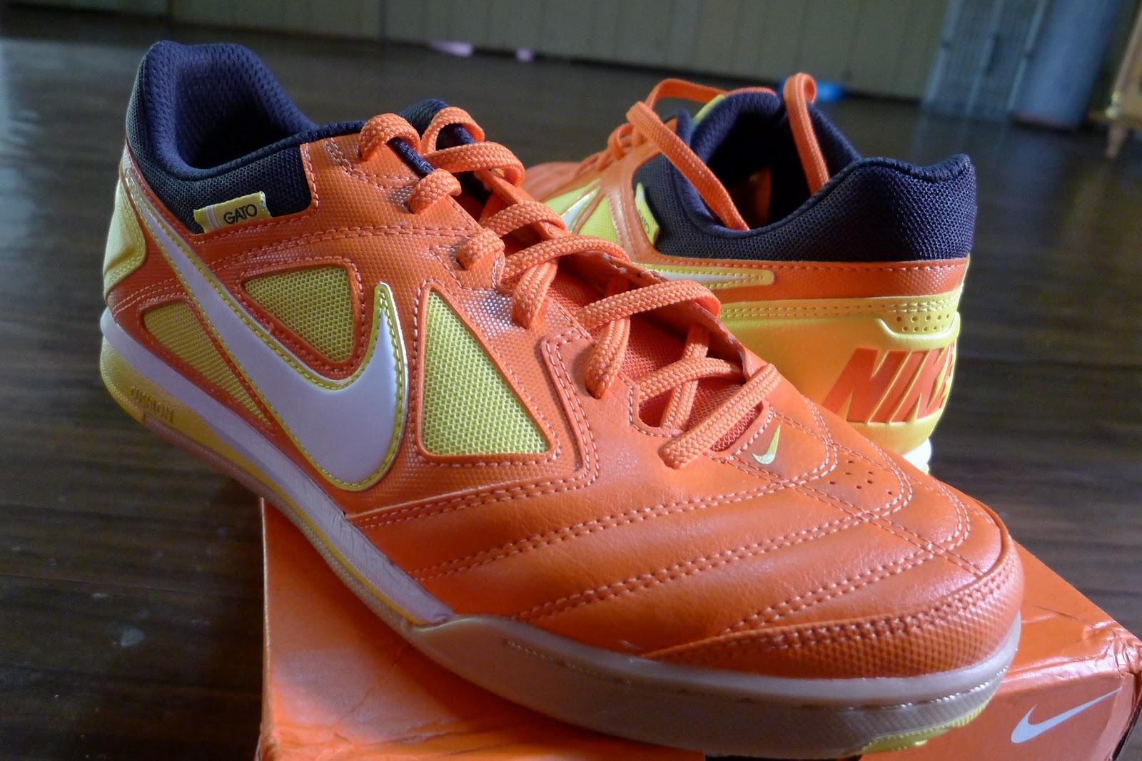 nike gato orange
