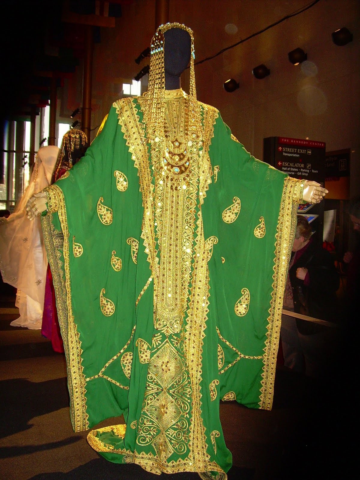 Kuwaiti darra'a and thobe an example of traditional Arab clothing. 