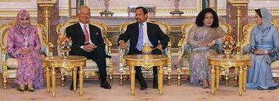 Надел от раджи 4. Dutch Queen Beatrix with Sultan of Brunei and wife Rajah Istero.