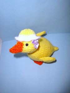 [tn_Duck+with+egg+bonnet+(3).JPG]