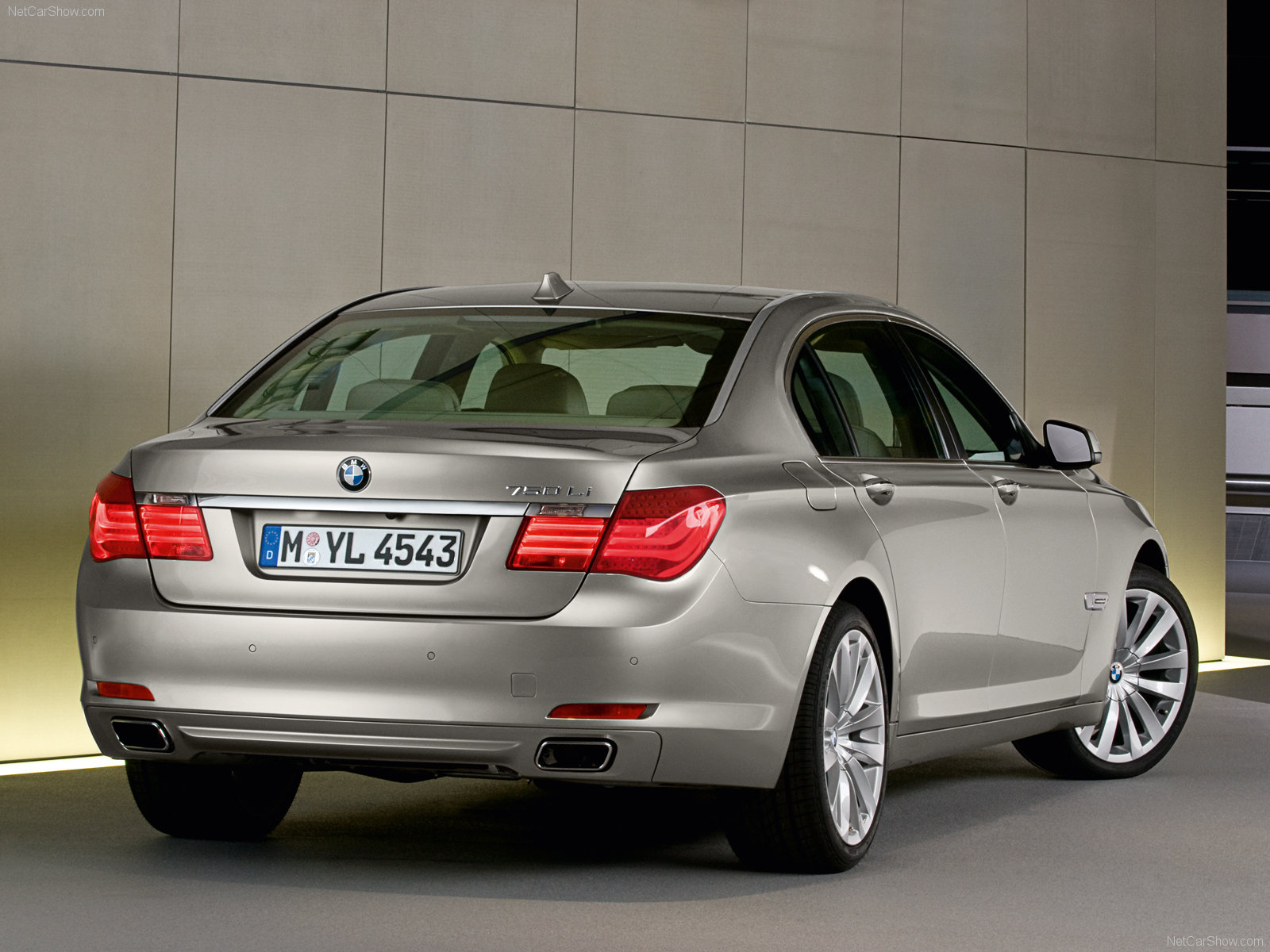 [BMW-7-Series_2009_1600x1200_wallpaper_12.jpg]