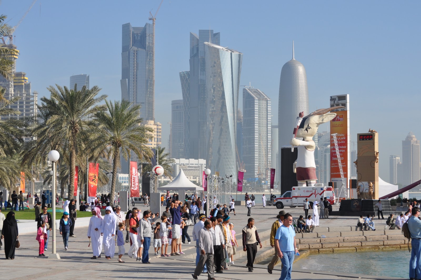 Туры в катар. Катар Доха улицы. Катар Доха туризм. Доха Катар население. Катар столица Доха улицы люди.