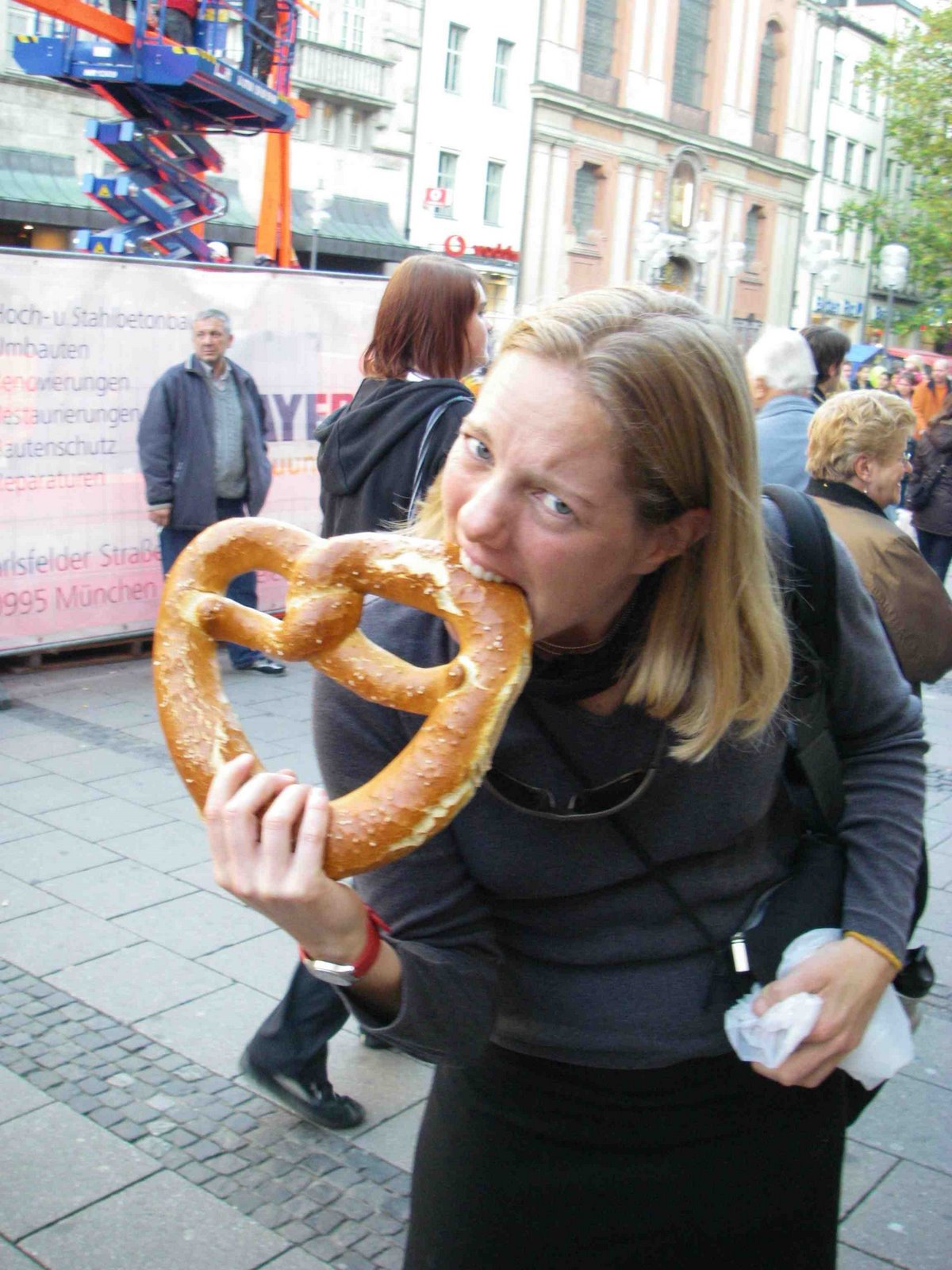 [meredith_eats_pretzel.jpg]