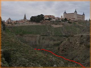 cogiendo el sendero dibujado en rojo, que parte desde el Puente de la Degollada llegaremos al río. A mano izquierda queda el Cerro del Bu.