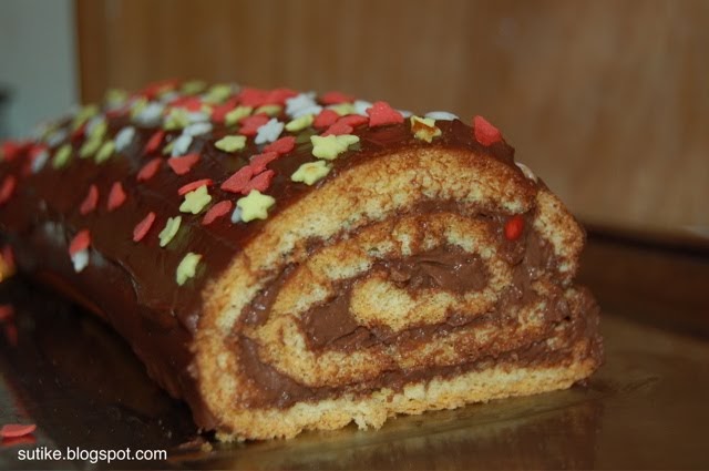 Kücherl: Biskuitrolle mit Schokoladenfüllung- &amp;quot;Baumstamm&amp;quot;