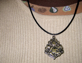 harry potter hogwarts crest necklace