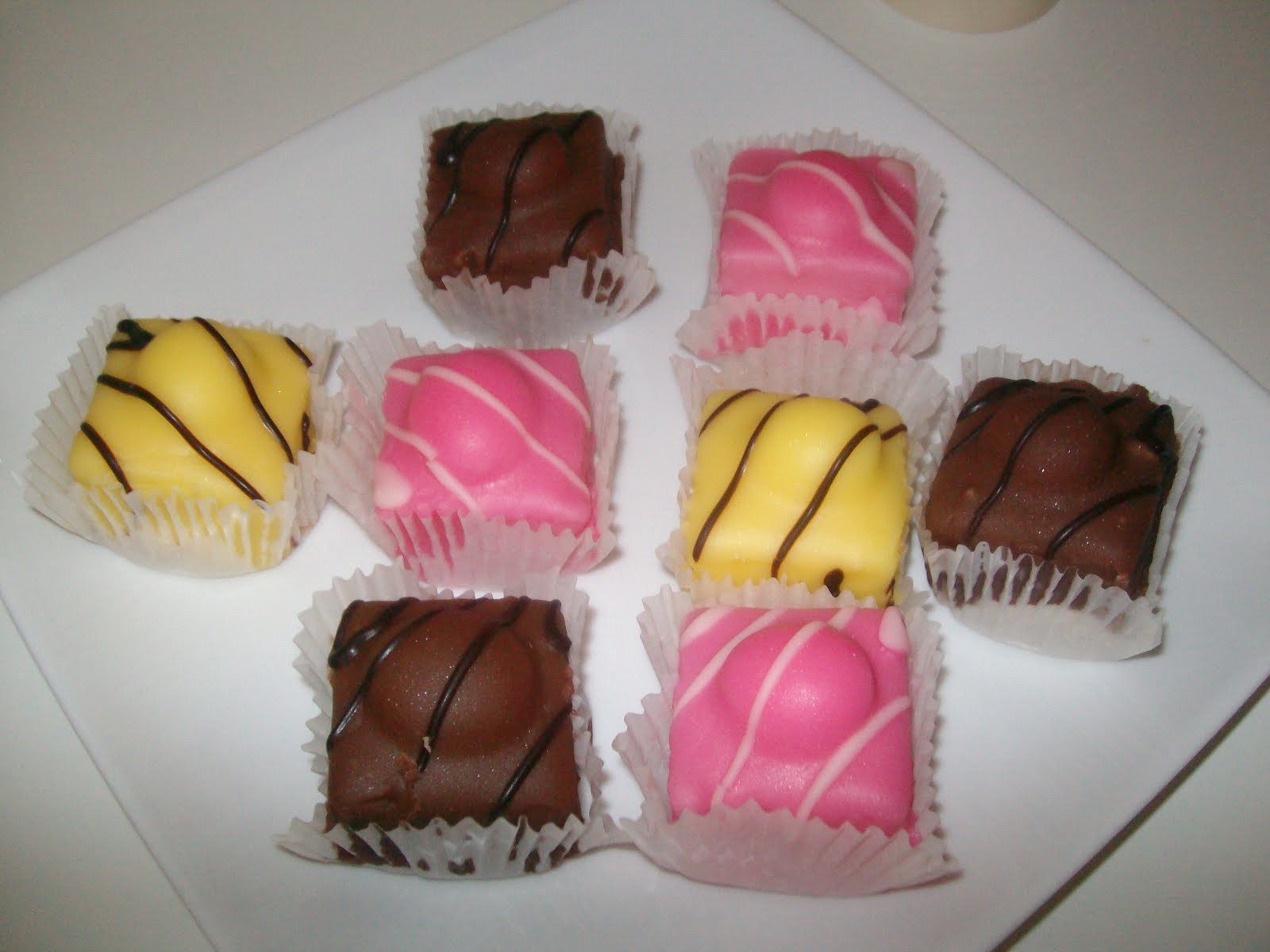 Lemonade Kitty French fancies...