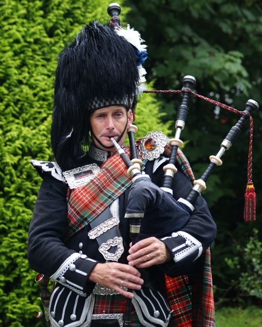 Dan Dunbar Photography Scotsman Plays Bagpipes