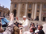 a)Il Santo Padre ci saluta e ci ringrazia per i doni, oggi 2 maggio 2007.. siamo rinati!