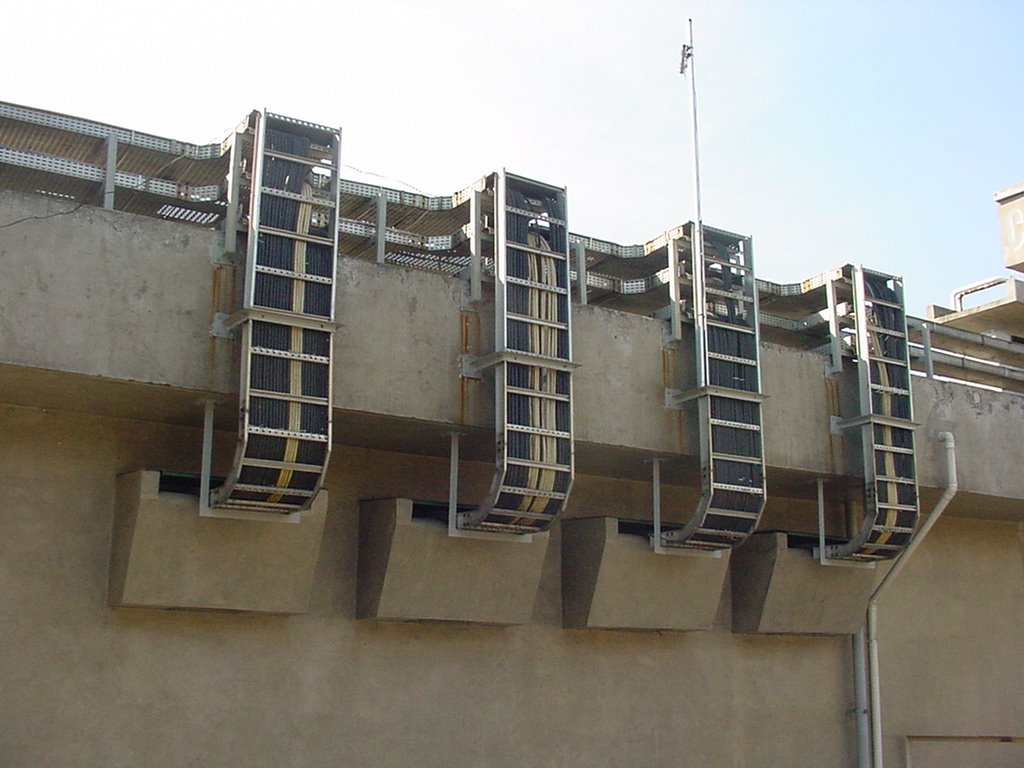Caixas de areia para entrada de cabos para o interior de uma casa de controle em área classificada.