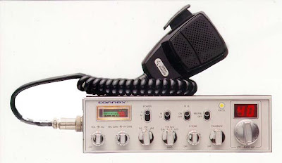 Coffret Rare De 11 Pins Lettres CB (Citizen Band) - Vintage, Thème Radio Et Canal 19, En Métal