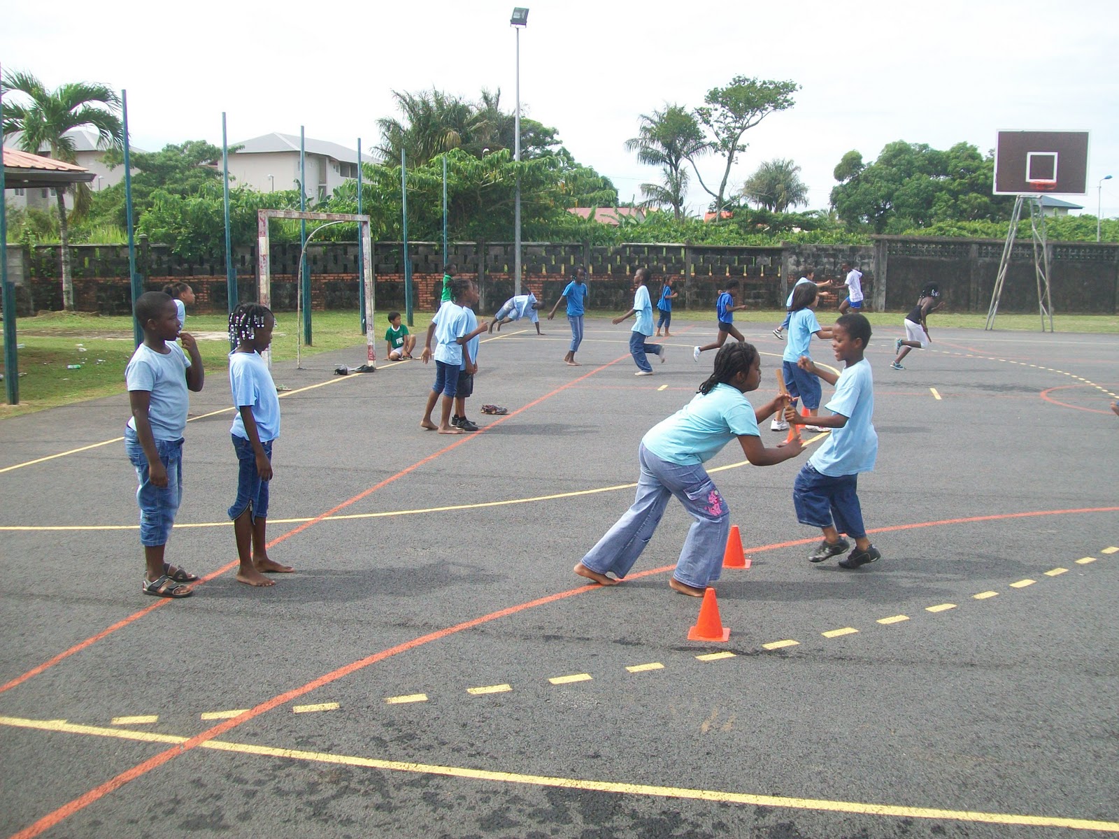 Les CE2 de l'école Léopold Héder à Cayenne La course de relais