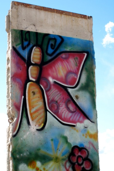 En sommerfugl på Berlin-muren