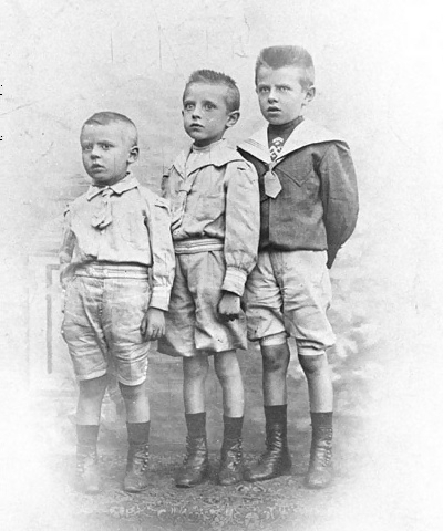 René Magritte med sine to yngre brødre