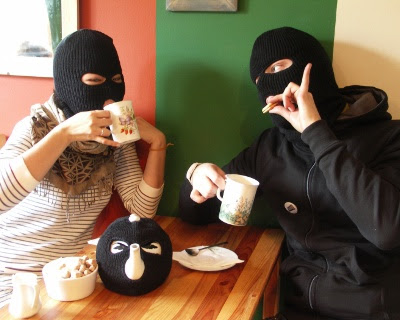To små terrorister holder planlægningsmøde med varm te