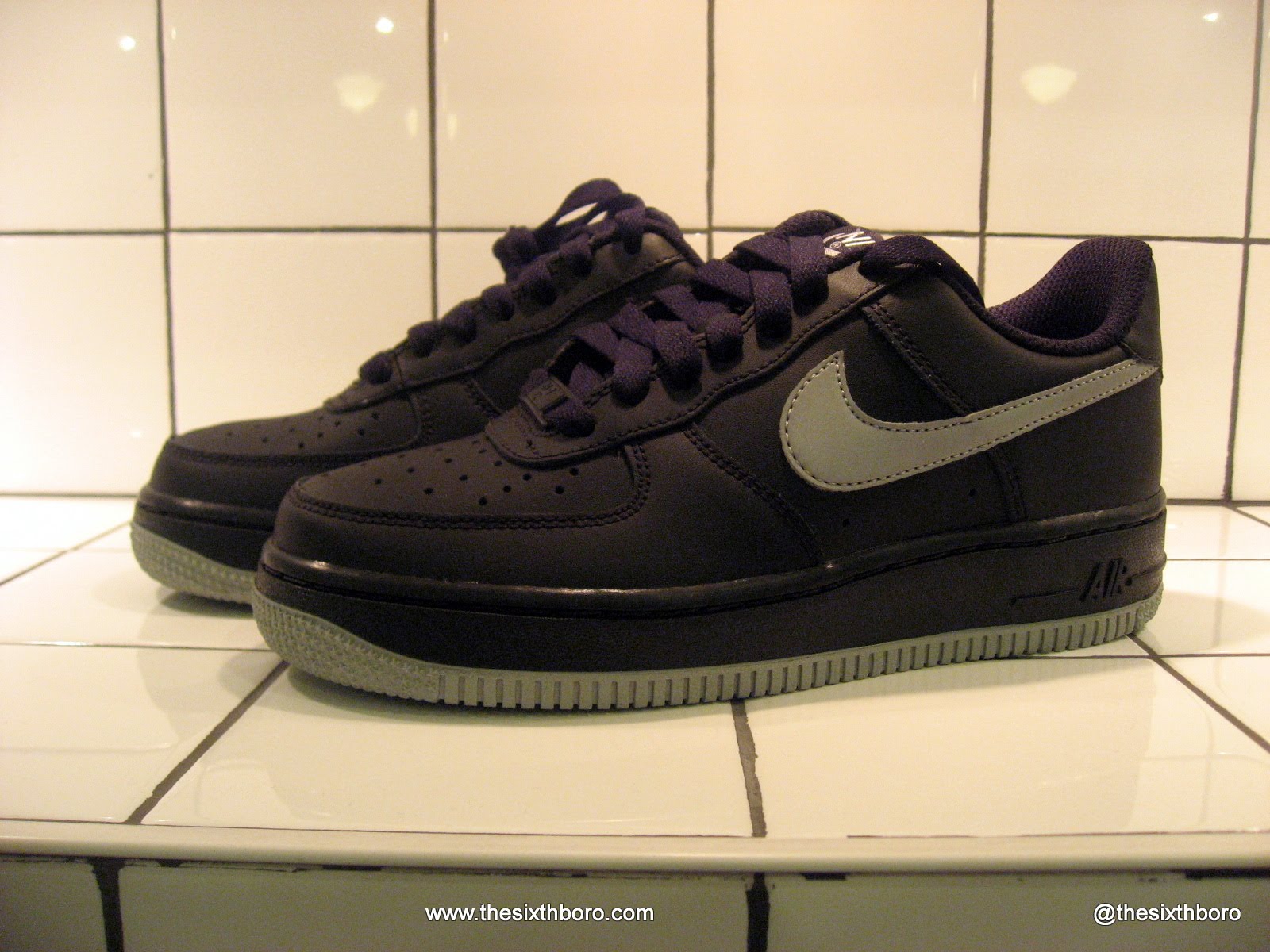 nike shoes with silver swoosh