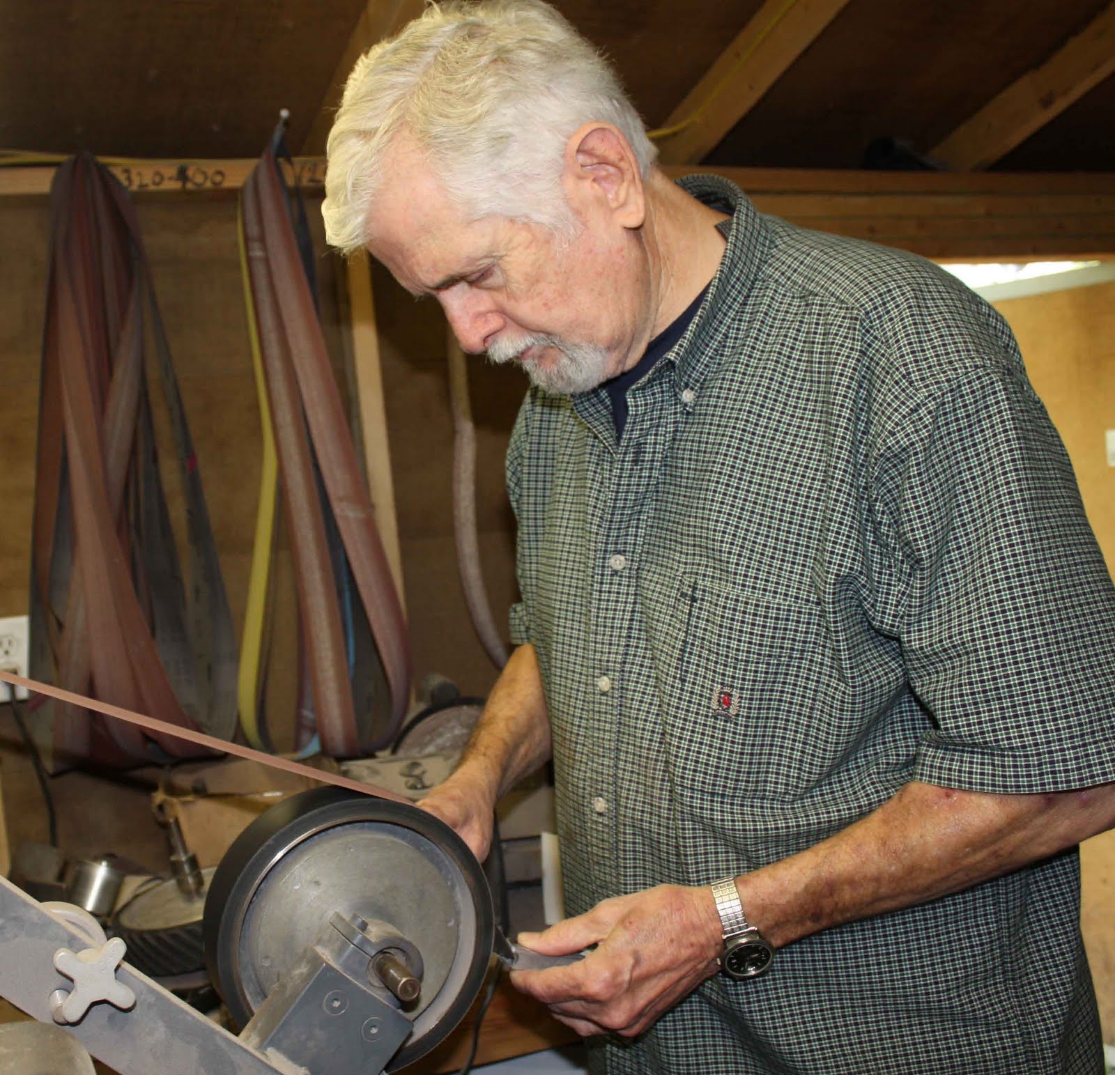 FoothillsOutdoors Master Knifemaker still active