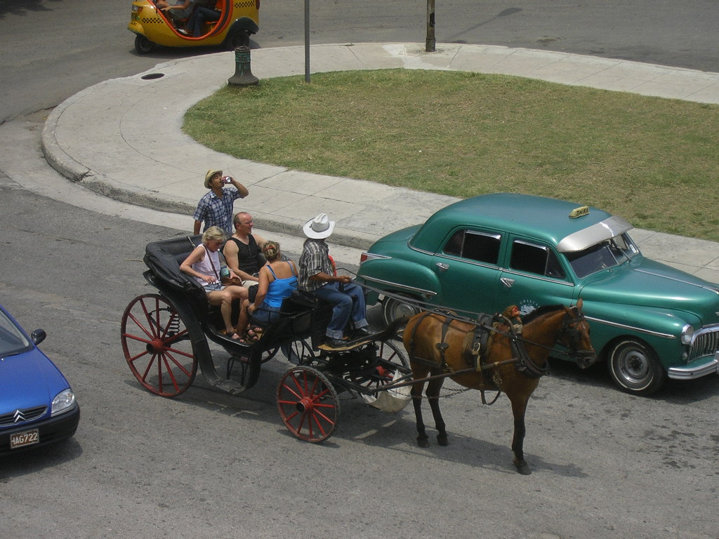 [9.+in+fata+Muzeului+Revolutiei.jpg]