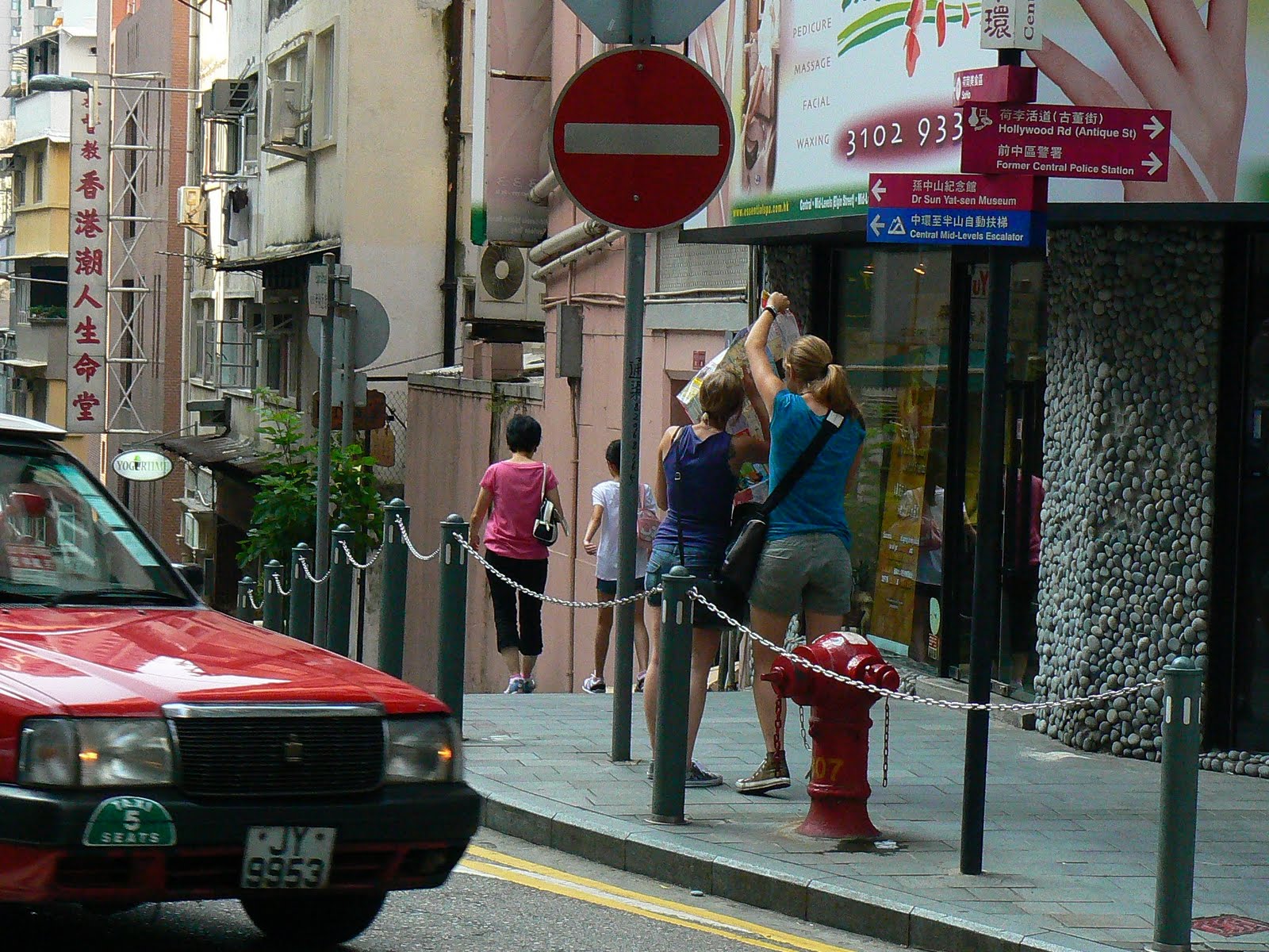 [33.+backpackeri+pierduti+in+HK.JPG]