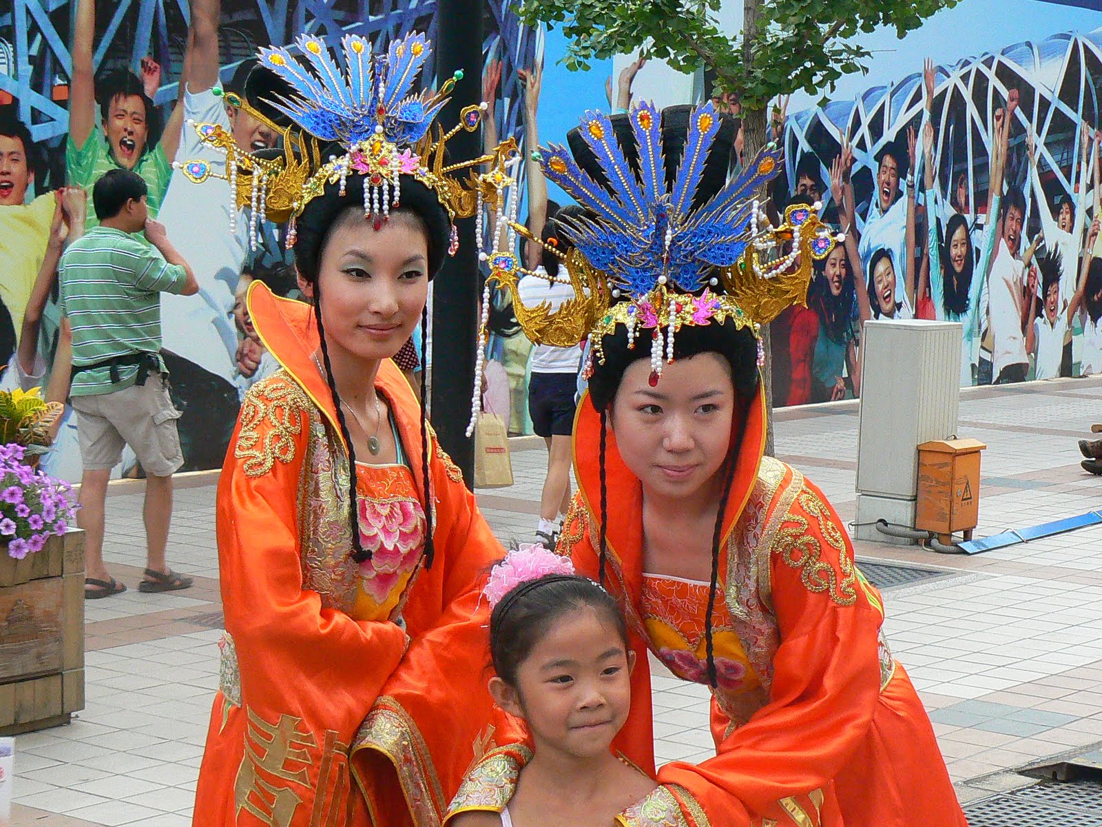 [31.+Chinezoaice+imbracate+tradional.JPG]