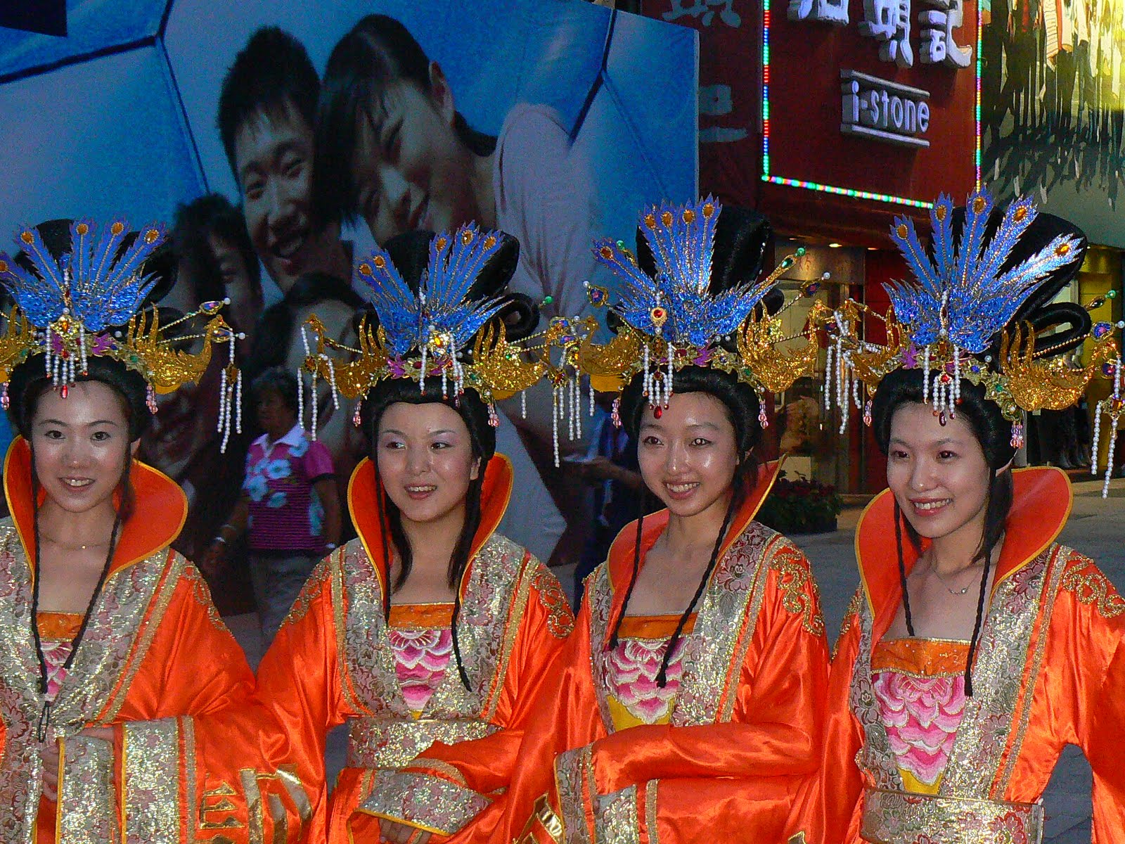 [38.+chinezoaice+imbracate+traditional.JPG]