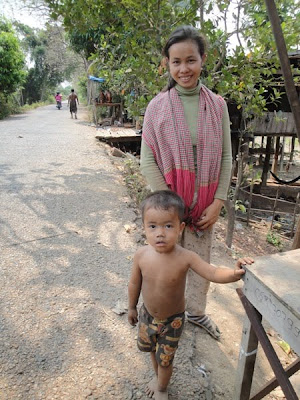 Imagini Cambogia: mama cu copil