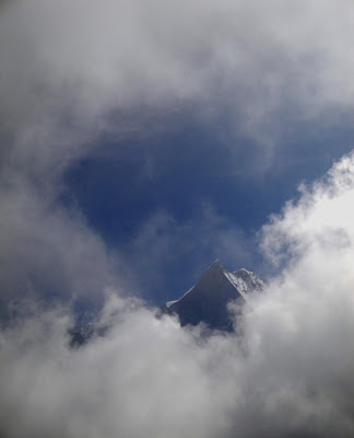 Imagini Annapurna printre nori