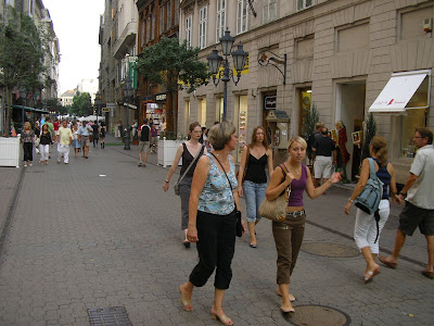 Vaci Utca, strada cu fete unguroaice deschise la aventuri