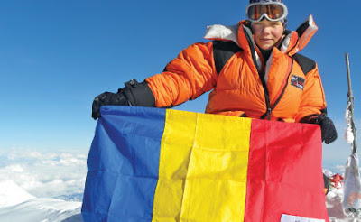 Coco Popescu cu steagul Romaniei