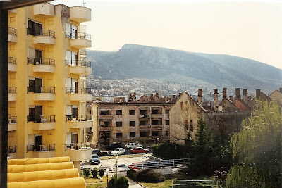 Imagini Bosnia: panorama cladiri bombardate din Hotel Ero Mostar