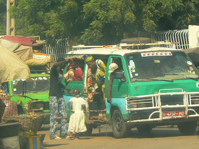 Imagini Bamako: transportul in comun in capitala Mali